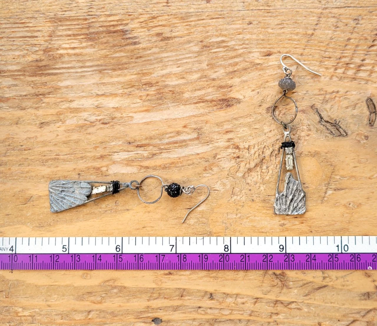 Des boucles d'oreille primitives avec breloques artisanales en étain .. – photo 9
